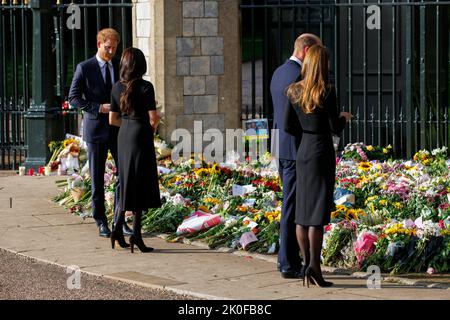 William Prince of Wales und Catherine Princess of Wales, begleitet von Harry, Herzog von Sussex und Meghan Herzogin von Sussex, schauen sich Blumen auf der langen Länge an Stockfoto