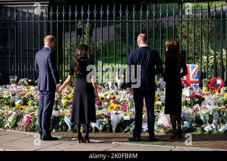 William Prince of Wales und Catherine Princess of Wales, begleitet von Harry, Herzog von Sussex und Meghan Herzogin von Sussex, schauen sich Blumen auf der langen Länge an Stockfoto
