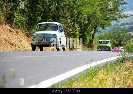 PESARO - ITALIEN - 02. - 2022. JULI : Oldtimer-Rallye fiat 600 in pesaro Stockfoto