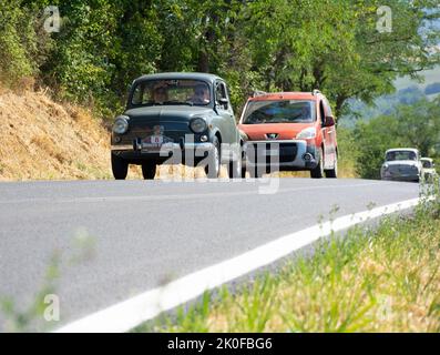 PESARO - ITALIEN - 02. - 2022. JULI : Oldtimer-Rallye fiat 600 in pesaro Stockfoto