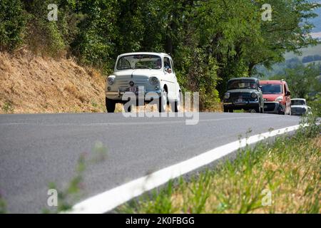 PESARO - ITALIEN - 02. - 2022. JULI : Oldtimer-Rallye fiat 600 in pesaro Stockfoto