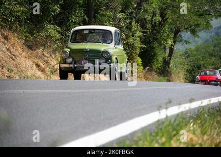 PESARO - ITALIEN - 02. - 2022. JULI : Oldtimer-Rallye fiat 600 in pesaro Stockfoto