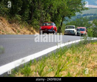 PESARO - ITALIEN - 02. - 2022. JULI : Oldtimer-Rallye fiat 600 in pesaro Stockfoto