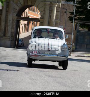 PESARO - ITALIEN - 02. - 2022. JULI : Oldtimer-Rallye fiat 600 in pesaro Stockfoto