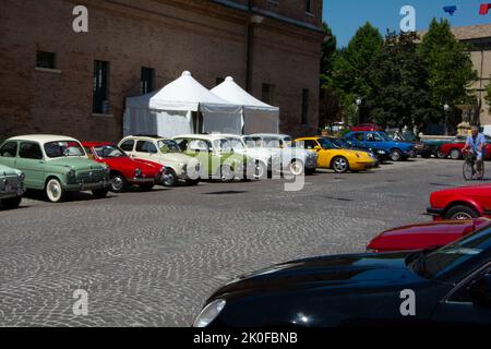 PESARO - ITALIEN - 02. - 2022. JULI : Oldtimer-Rallye fiat 600 in pesaro Stockfoto