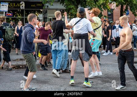 Junge Männer tanzen auf der Kallio Block Party 2022 im Alpila-Viertel von Helsinki, Finnland Stockfoto