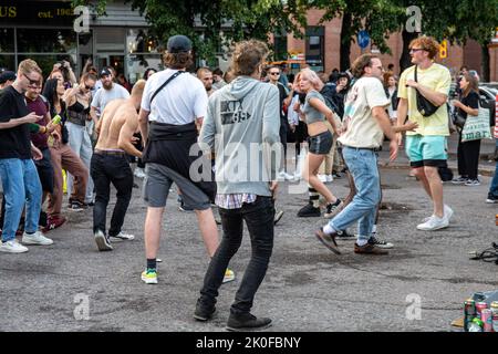 Menschen tanzen auf der Straße bei der Kallio Block Party 2022 im Stadtteil Alpila in Helsinki, Finnland Stockfoto