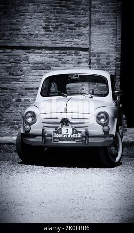 PESARO - ITALIEN - 02. - 2022. JULI : Oldtimer-Rallye fiat 600 in pesaro Stockfoto