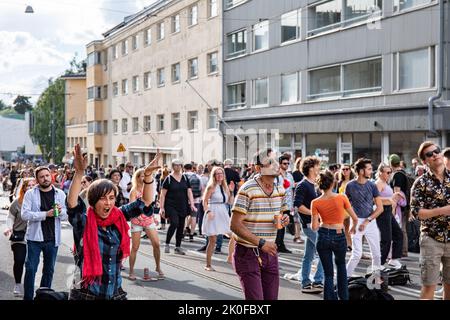 Menschen tanzen auf der Straße bei der Kallio Block Party 2022 im Stadtteil Alpila in Helsinki, Finnland Stockfoto