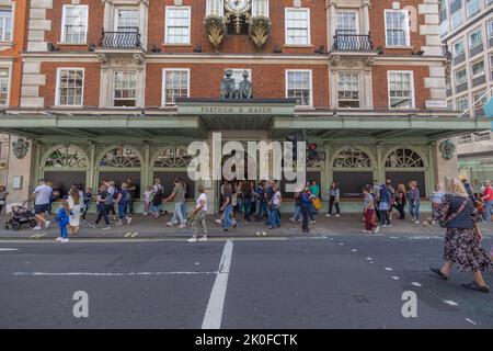 London, Großbritannien. 11.. September 2022. Vor dem Geschäft in Fortnum und Masson sind die Fenster als Zeichen des Respekts gegen Königin Elizabeth verdunkelt. Penelope Barritt/Alamy Live News Stockfoto