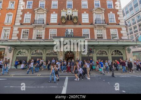 London, Großbritannien. 11.. September 2022. Vor dem Geschäft in Fortnum und Masson sind die Fenster als Zeichen des Respekts gegen Königin Elizabeth verdunkelt. Penelope Barritt/Alamy Live News Stockfoto