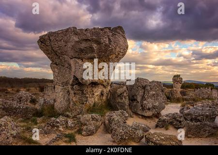 Pobiti Kamani - natürliche Felsformationen in der Provinz Varna, Bulgarien . Stehende Steine. Stockfoto