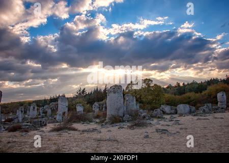 Pobiti Kamani - natürliche Felsformationen in der Provinz Varna, Bulgarien . Stehende Steine. Stockfoto