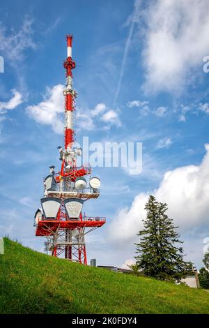 Ein Teil des Kommunikationsturms mit Steuergeräten und Antennen, Sendern und Repeatern für die mobile Kommunikation und das Internet. Vertikale Ansicht Stockfoto