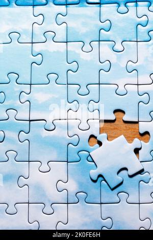 Puzzle. Puzzleteil mit vielen Teilen. Das Konzept eines Ganzen, das aus kleinen Teilen besteht. Stockfoto