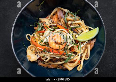 Spaghetti mit Meeresfrüchten auf dunklem Hintergrund Stockfoto