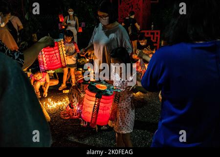 Kuala Lumpur, Kuala Lumpur, Malaysia. 10. September 2022. Malaysische Chinesen halten während des Mid-Autumn Festivals in einem Tempel in Kuala Lumpur am 10. September 2022 Laternen. Das Mittherbstfest findet am fünfzehnten Tag des achten Monats des chinesischen Mondkalenders statt, an einem Vollmondtag. Â das Fest ist ein fröhliches Fest mit familyÂ-Treffen, Mondkuchen essen, Straßendekorationen und Kindern, die Laternen halten, während sie nachts durch die Nachbarschaft marschieren. (Bild: © Mohd Daud/ZUMA Press Wire) Stockfoto