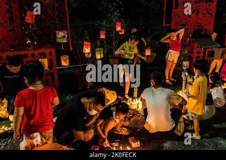 Kuala Lumpur, Kuala Lumpur, Malaysia. 10. September 2022. Malaysische Chinesen zünden am 10. September 2022 beim Mid-Autumn Festival in einem Tempel in Kuala Lumpur Kerzen an. Das Mittherbstfest findet am fünfzehnten Tag des achten Monats des chinesischen Mondkalenders statt, an einem Vollmondtag. Â das Fest ist ein fröhliches Fest mit familyÂ-Treffen, Mondkuchen essen, Straßendekorationen und Kindern, die Laternen halten, während sie nachts durch die Nachbarschaft marschieren. (Bild: © Mohd Daud/ZUMA Press Wire) Stockfoto
