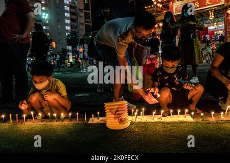 Kuala Lumpur, Kuala Lumpur, Malaysia. 10. September 2022. Malaysische Chinesen zünden am 10. September 2022 beim Mid-Autumn Festival in einem Tempel in Kuala Lumpur Kerzen an. Das Mittherbstfest findet am fünfzehnten Tag des achten Monats des chinesischen Mondkalenders statt, an einem Vollmondtag. Â das Fest ist ein fröhliches Fest mit familyÂ-Treffen, Mondkuchen essen, Straßendekorationen und Kindern, die Laternen halten, während sie nachts durch die Nachbarschaft marschieren. (Bild: © Mohd Daud/ZUMA Press Wire) Stockfoto