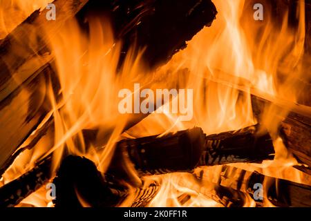 Feuer mit Flamme brennt im holzbefeuerten Pizzaofen Stockfoto