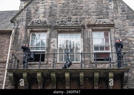 Edinburgh, Schottland, Großbritannien, 11.. September 2022. Bewaffnete Polizeibeamte am Tag der Ankunft des Sarges Ihrer Majestät Königin Elizabeth II., die am 8.. September 2022 im Alter von 96 Jahren starb, in der Stadt auf dem Weg zum Palast von Holyroodhouse. Kredit: Skully/Alamy Live Nachrichten Stockfoto