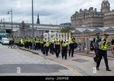 Edinburgh, Schottland, Großbritannien, 11.. September 2022. Polizeibeamte kommen an dem Tag an, an dem der Sarg Ihrer Majestät Königin Elizabeth II., die am 8.. September 2022 im Alter von 96 Jahren starb, in der Stadt ankommt und zum Palast von Holyroodhouse reist. Kredit: Skully/Alamy Live Nachrichten Stockfoto