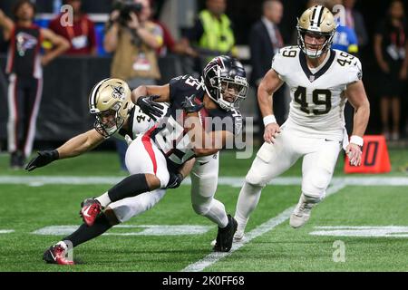 Atlanta, Georgia, USA. 12. August 2022. Atlanta Falcons läuft zurück Avery Williams (35) trägt den Ball, als die New Orleans Saints-Linebacker Chase Hansen versucht, im Mercedes-Benz Stadium anzugreifen (Foto: © Debby Wong/ZUMA Press Wire) Stockfoto