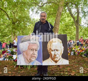 London, Großbritannien. 11. September 2022. Der Künstler Kaya Mar mit seinen Porträts von Königin Elizabeth II. Und König Charles III. Im Green Park. Die Königin starb am 8.. September im Alter von 96 Jahren. Kredit: Vuk Valcic/Alamy Live Nachrichten Stockfoto