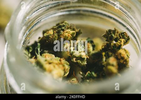 Nahaufnahme von medizinischen Marihuana- oder Cannabisblütenknospen im Glasgefäß Stockfoto