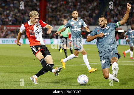 ROTTERDAM - (lr) Marcus Holmgren Pedersen von Feyenoord, Adil Auassar von Sparta Rotterdam während des niederländischen Eredivisie-Spiels zwischen Feyenoord und Sparta Rotterdam am 11. September 2022 in Rotterdam, Niederlande.ANP PIETER STAM DE JONGE Stockfoto