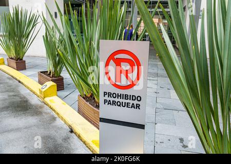 Bogota Kolumbien, Avenida El Dorado Calle 26, Holiday Inn Bogota Airport IHG Hotelauffahrt Schild Spanischer Parkplatz verboten, kolumbianische Kolumbianer hispanisch Stockfoto