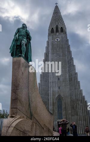 Hallgrimskirkja - die Kathedrale in Reykjavik, Island, und Statue von Leifr Eriksson Stockfoto