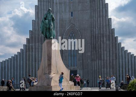 Hallgrimskirkja - die Kathedrale in Reykjavik, Island, und Statue von Leifr Eriksson Stockfoto