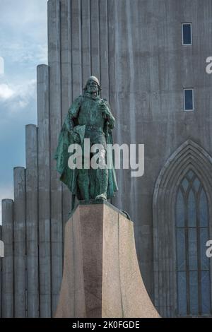 Hallgrimskirkja - the cathedral in Reykjavik, Iceland, and statue of Leifr Eriksson Stockfoto