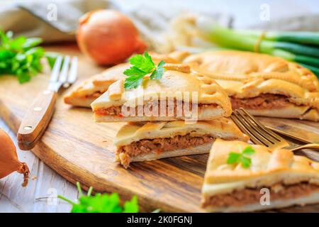 Empanada Gallega – traditionelle Torte mit Thunfisch, galizischer und spanischer Küche. Tarte mit Thunfisch und Gemüse. Stockfoto