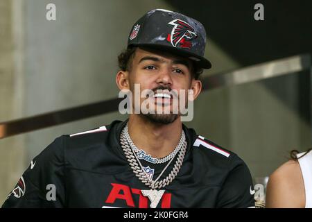 Atlanta, Georgia, USA. 11. September 2022. Atlanta Hawks Point Guard Trae Young wird beim Spiel zwischen den Atlanta Falcons und den New Orleans Saints im Mercedes-Benz Stadium gesehen (Bild: © Debby Wong/ZUMA Press Wire) Quelle: ZUMA Press, Inc./Alamy Live News Stockfoto