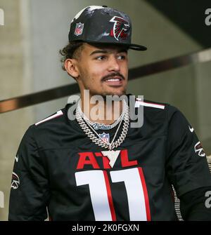 Atlanta, Georgia, USA. 11. September 2022. Atlanta Hawks Point Guard Trae Young wird beim Spiel zwischen den Atlanta Falcons und den New Orleans Saints im Mercedes-Benz Stadium gesehen (Bild: © Debby Wong/ZUMA Press Wire) Quelle: ZUMA Press, Inc./Alamy Live News Stockfoto