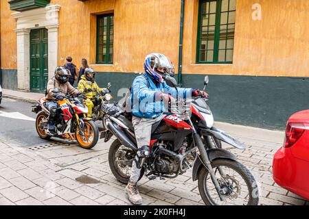 Bogota Kolumbien, La Candelaria Centro Historico zentrale historische Altstadt Zentrum, Mann Männer männlich, Calle 10 Motorräder Motorradfahrer helme Stockfoto