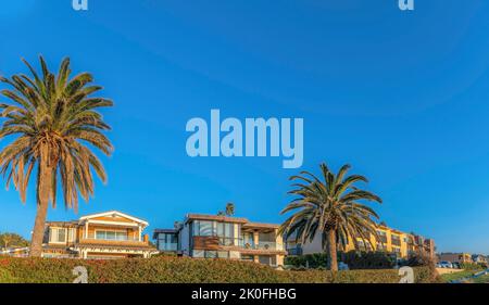 Gehobene Häuser am Meer gegen klaren blauen Himmel im Del Mar Südkalifornien. Fassade von gehobenen Häusern in einem oppulenten Strandviertel auf einem wunderschönen Stockfoto