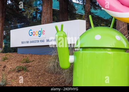MOUNTAIN VIEW, CALIFORNIA, USA - 29. AUGUST 2022: Google ist ein amerikanisches Unternehmen, das sich auf internetbezogene Dienstleistungen und Produkte spezialisiert hat. Google Stockfoto