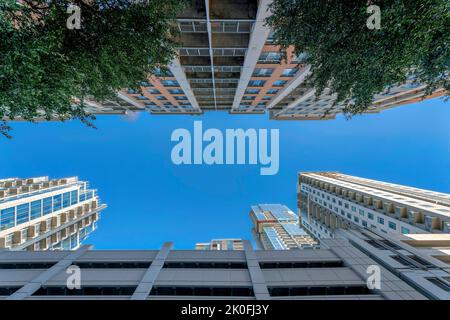 Moderne Wohnungen in Austin Texas mit Außenansicht der Wohnungen und Parkgarage. Blick auf Bäume, Wohngebäude und überdachter Parkplatz Agai Stockfoto