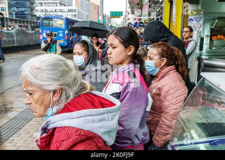 Bogota Kolumbien,San Victorino Carrera 10 Transmilenio Bushaltestelle,ältere Frau Frauen Mädchen Mädchen warten auf suchen,Kolumbianische Kolumbianer Hispanic Hisp Stockfoto