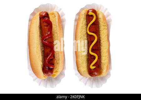 Zwei Hot Dogs in Brötchen, einer mit Ketchup und einer mit Senf eine klassische Debatte zwischen Hotdog-Fans. Stockfoto