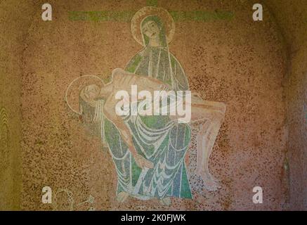 Blick auf das Kapellenmosaik auf dem deutschen Kriegsfriedhof, Chapelle-en-Juger, Marigny, Saint-Lo, Normandie, Frankreich, Europa Stockfoto