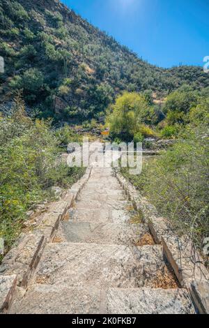 Felstreppe im Freien an einem Berghang im Sabino Canyon State Park - Tucson, Arizona. Hochwinkelansicht einer Treppe mit Blick auf einen Berghang w Stockfoto