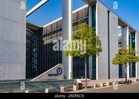 Der Deutsche Bundestag mit U-Bahn-Haltestelle in Berlin Stockfoto