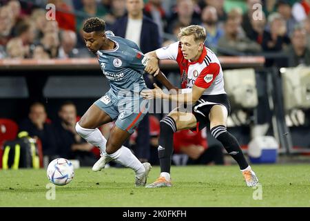 ROTTERDAM - (lr) Jason Lokilo von Sparta Rotterdam, Marcus Holmgren Pedersen von Feyenoord während des niederländischen Eredivisie-Spiels zwischen Feyenoord und Sparta Rotterdam am 11. September 2022 in Rotterdam, Niederlande.ANP PIETER STAM DE JONGE Stockfoto