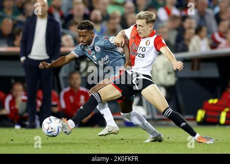 ROTTERDAM - (lr) Jason Lokilo von Sparta Rotterdam, Marcus Holmgren Pedersen von Feyenoord während des niederländischen Eredivisie-Spiels zwischen Feyenoord und Sparta Rotterdam am 11. September 2022 in Rotterdam, Niederlande.ANP PIETER STAM DE JONGE Stockfoto