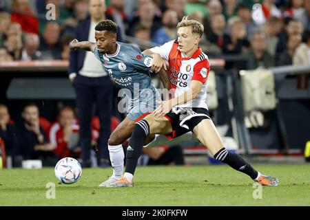 ROTTERDAM - (lr) Jason Lokilo von Sparta Rotterdam, Marcus Holmgren Pedersen von Feyenoord während des niederländischen Eredivisie-Spiels zwischen Feyenoord und Sparta Rotterdam am 11. September 2022 in Rotterdam, Niederlande.ANP PIETER STAM DE JONGE Stockfoto