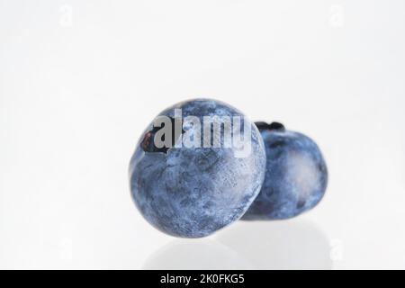 Heidelbeere. Zwei reife Heidelbeeren isoliert auf weißem Hintergrund. Verzehrfertige Speisen, süßes Dessert, Säfte, Marmeladen, Saucen. Vitamine, Antioxidantien. Stockfoto